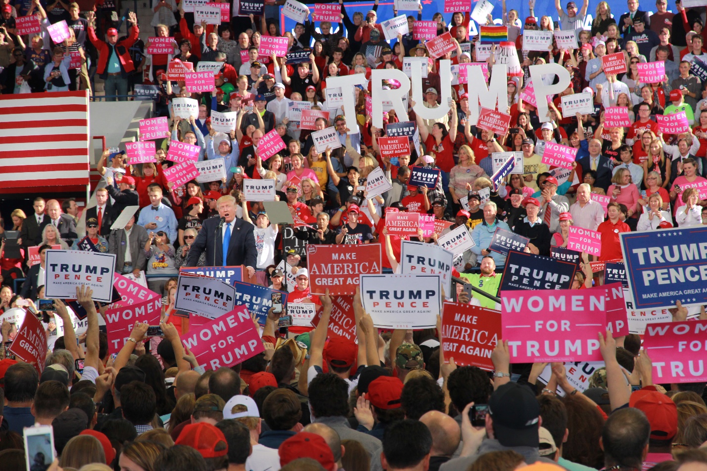 特朗普的女性支持者将粉红色牌子高高举起(摄影:马秀芬)