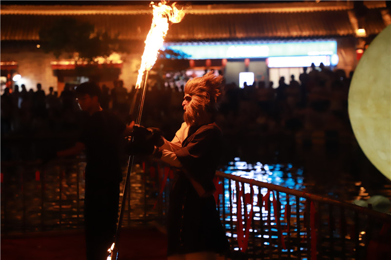 信阳市商城县： 浓情中秋夜 逗街人气旺_fororder_“黑神话悟空”扮演 李新春 摄