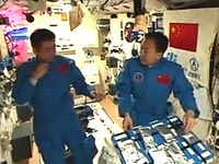 新华社特约记者太空日记：中国人首次太空泡茶 航天员也能“挑食”