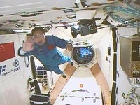 神舟十一号航天员进入天宫二号实验舱