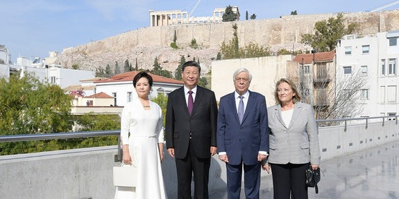 习近平和希腊总统帕夫洛普洛斯共同参观雅典卫城博物馆