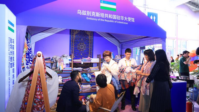 Enjoy Customs of Various Countries, Colorful Goods Attract Visitors to Linger