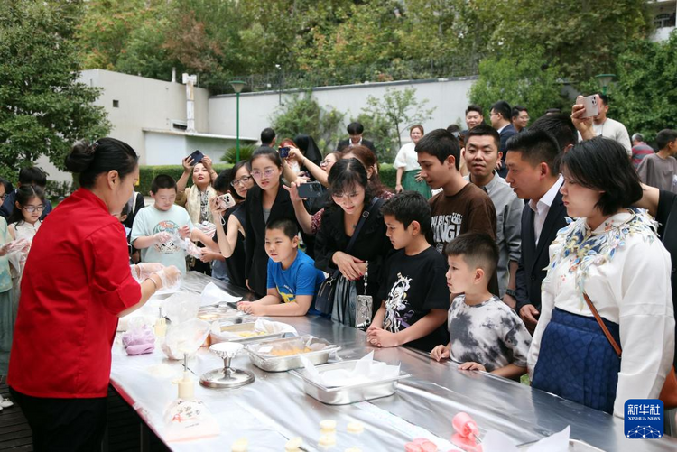 抽象音书丨促文化相似 传和合之声——国外机构和华裔华东说念主共度中秋佳节