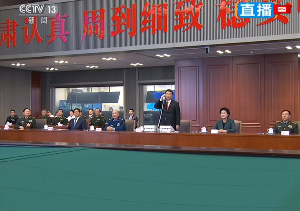 习近平同志与航天员通话