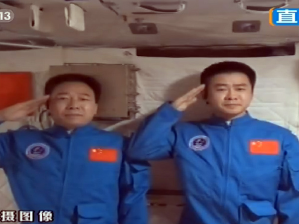 两位航天员行军礼致意