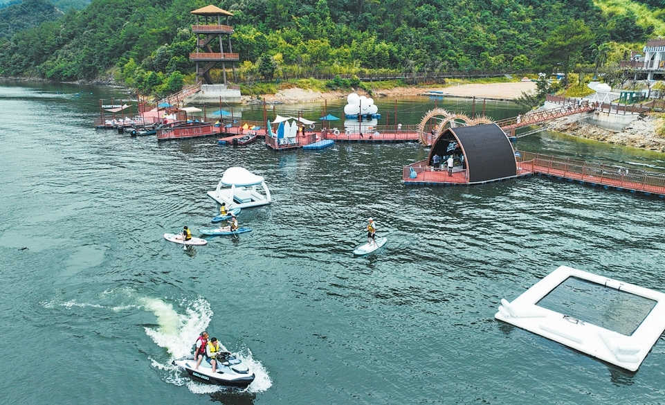 福州闽清雄江漂浮公园迎来游客潮_fororder_微信截图_20240919093150
