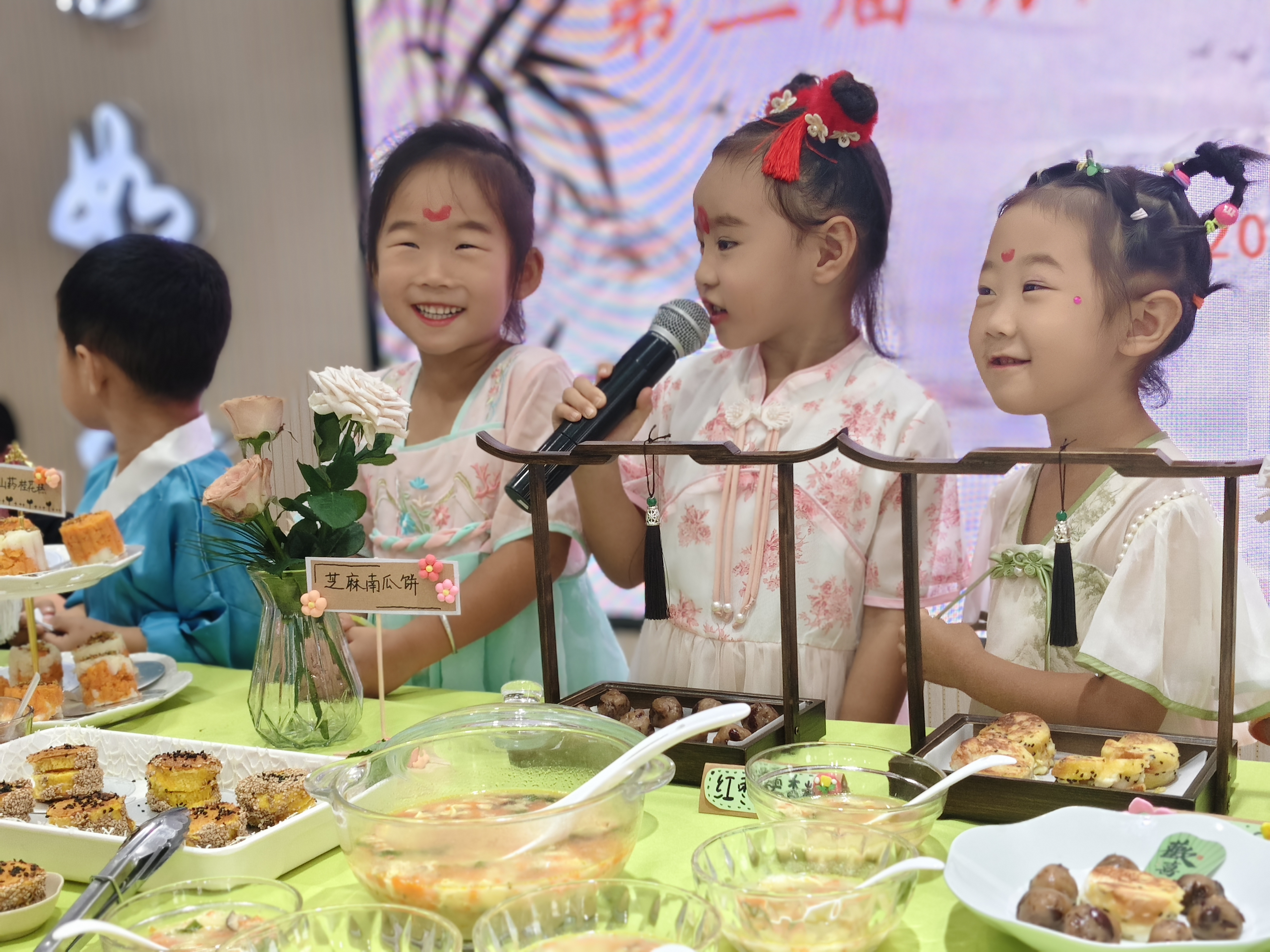 河北安国：寓教于味 药食同源智慧启蒙_fororder_小朋友介绍自己制作的药膳作品。王金婵摄 (2)
