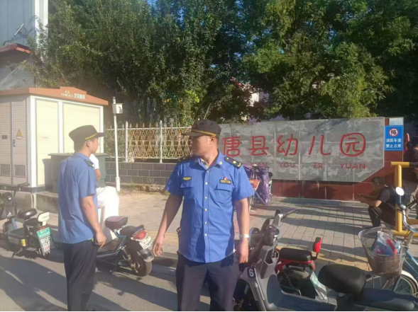 从“接诉即办”到“未诉先办” 唐县执法局整治校园周边流动摊贩_fororder_从接诉即办到未诉先办 唐县执法局政治校园周边流动摊贩(1)802