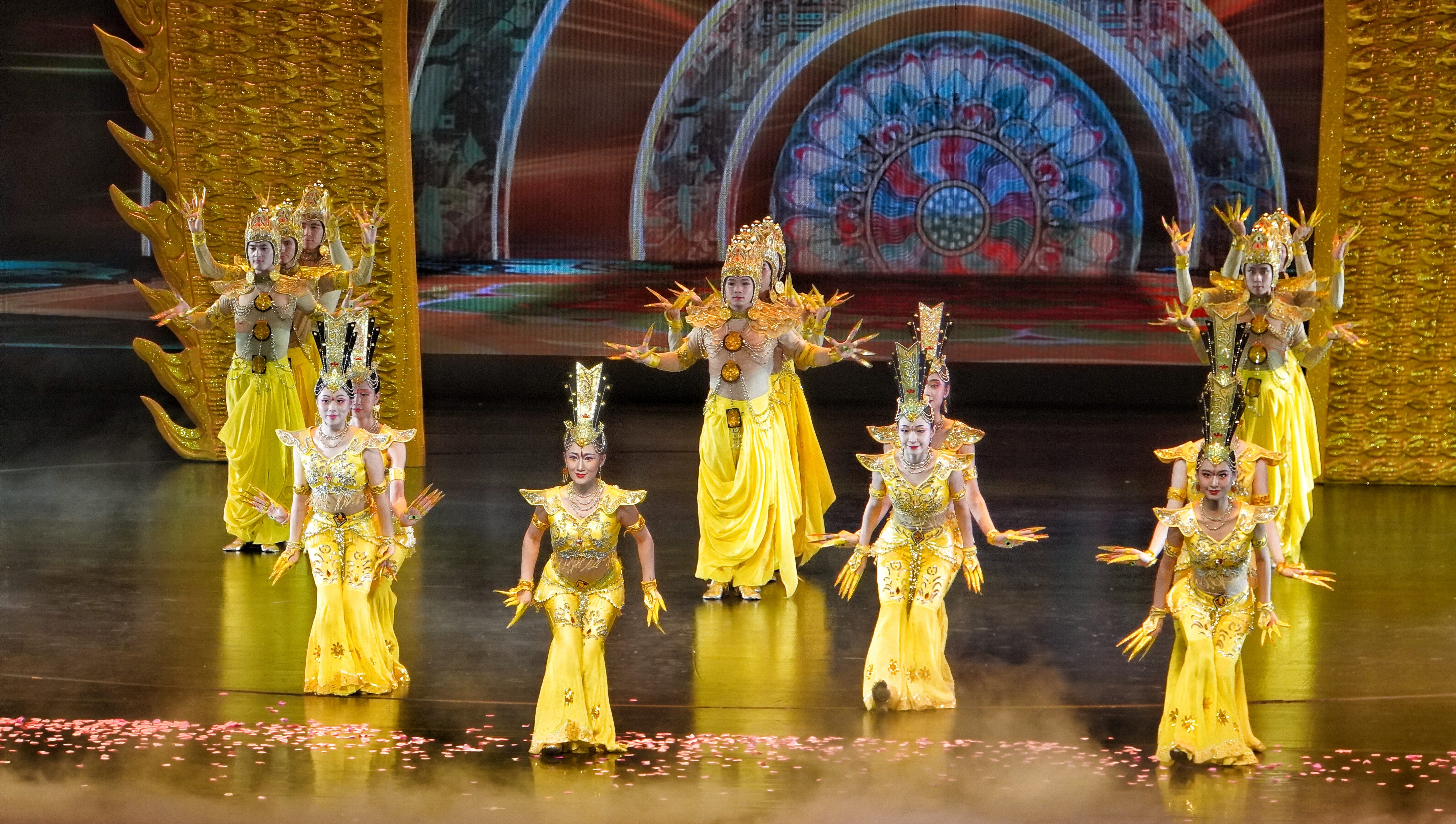 大型情景音画剧《千手千眼》在敦煌大剧院上演_fororder_WechatIMG271