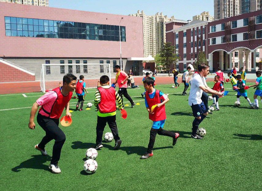 最近，北京市门头沟区多所学校引进足球“洋教练”啦_fororder_1524649935843