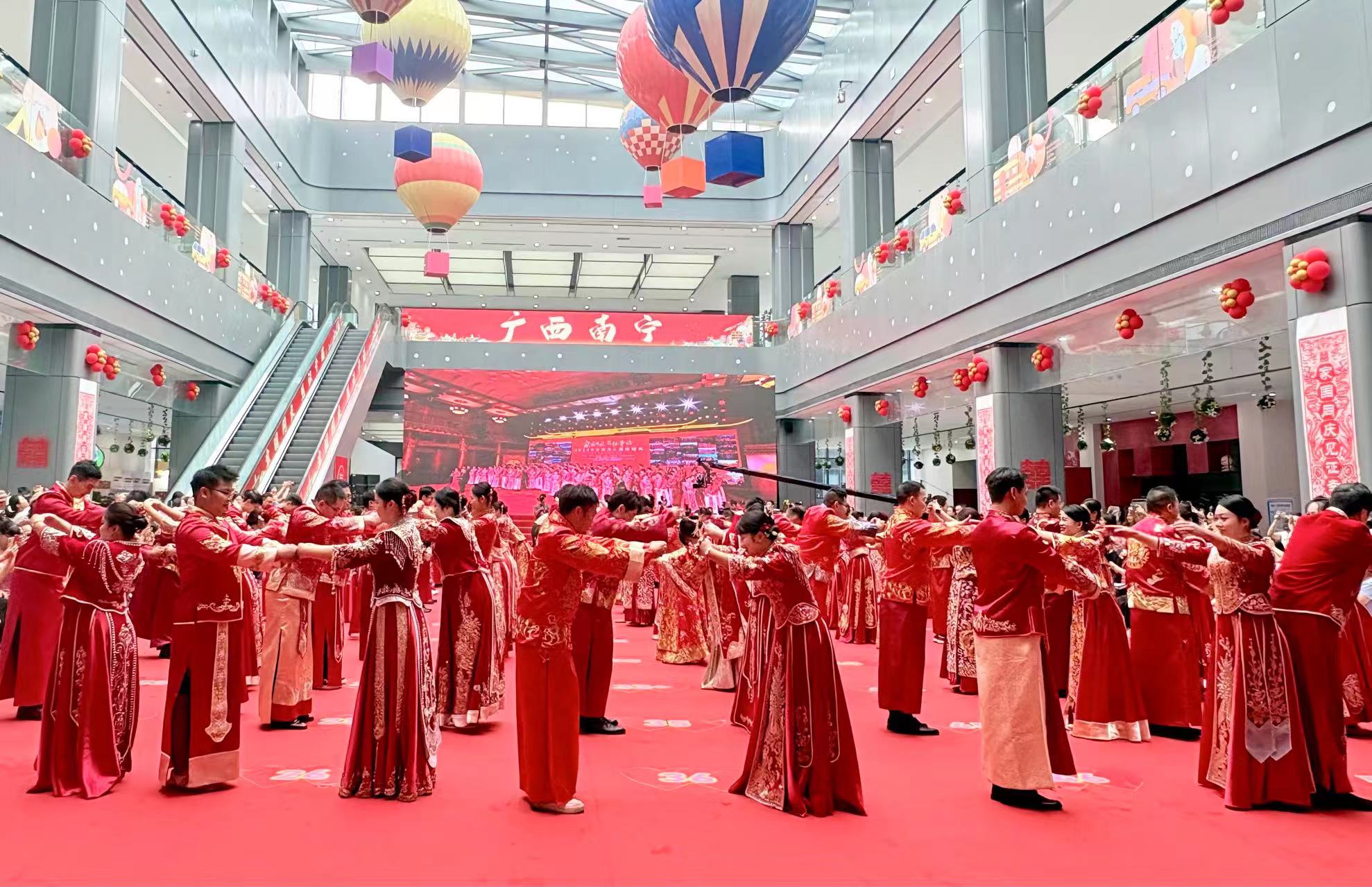 2024年全国万人集体婚礼举办 广西156对新人许下爱的誓言_fororder_20240922_155740