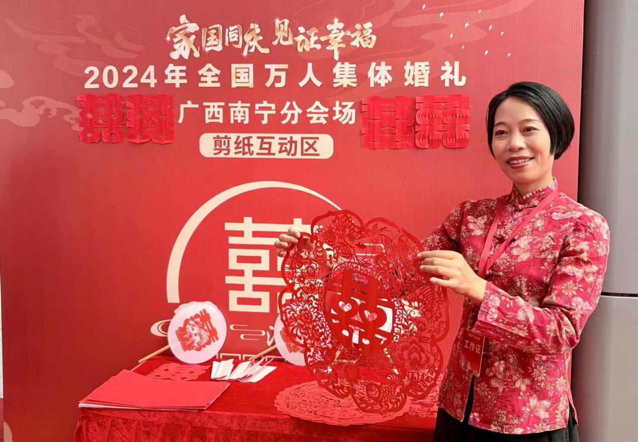 2024年全国万人集体婚礼举办 广西156对新人许下爱的誓言_fororder_20240922_155737