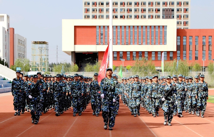 银川科技学院举行2024级新生开学典礼暨军训汇报表彰大会_fororder_1Y6A5578_副本_副本