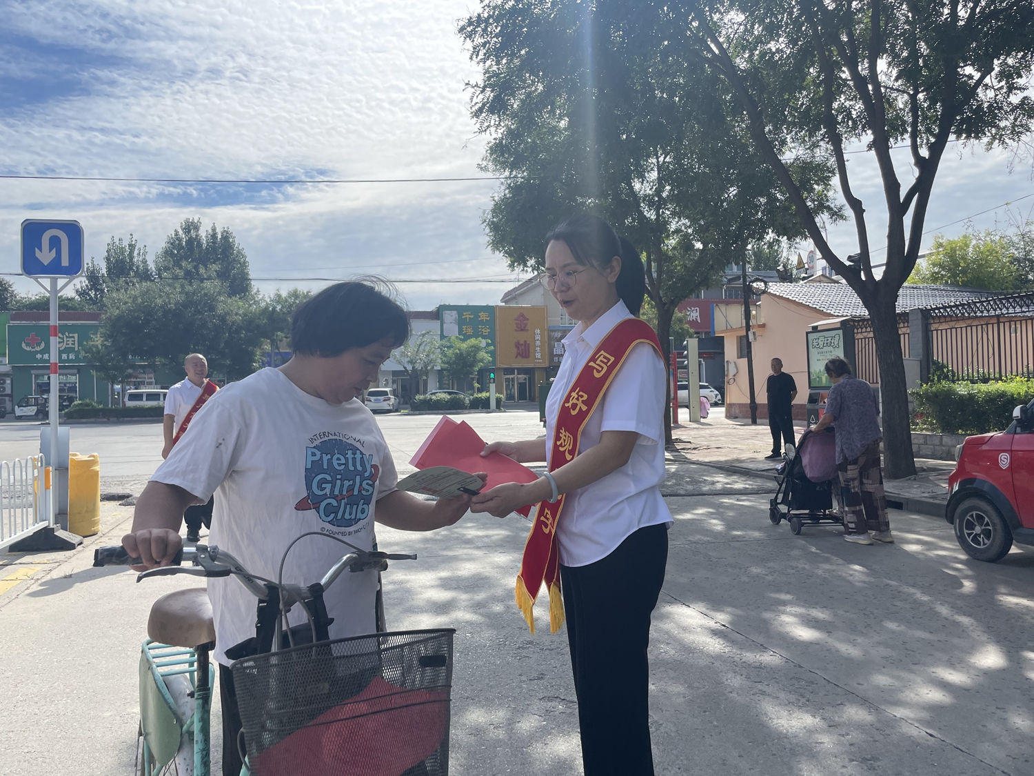 “雙爭”有我丨保定市滿城區舉辦第27屆全國推廣普通話宣傳周活動_fororder_向廣大居民發放推廣普通話宣傳資料 攝影 崔躍騫