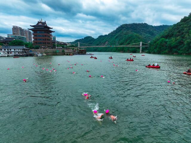 浙江桐庐：近2000名“泳士”抢渡富春江_fororder_微信图片_20240923090104