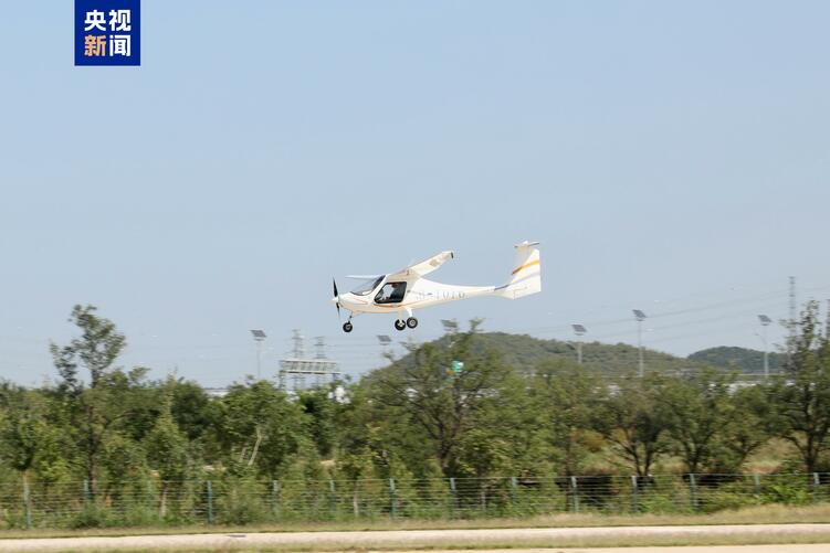 北京低空经济再添“新宠” 双座电动飞机首飞
