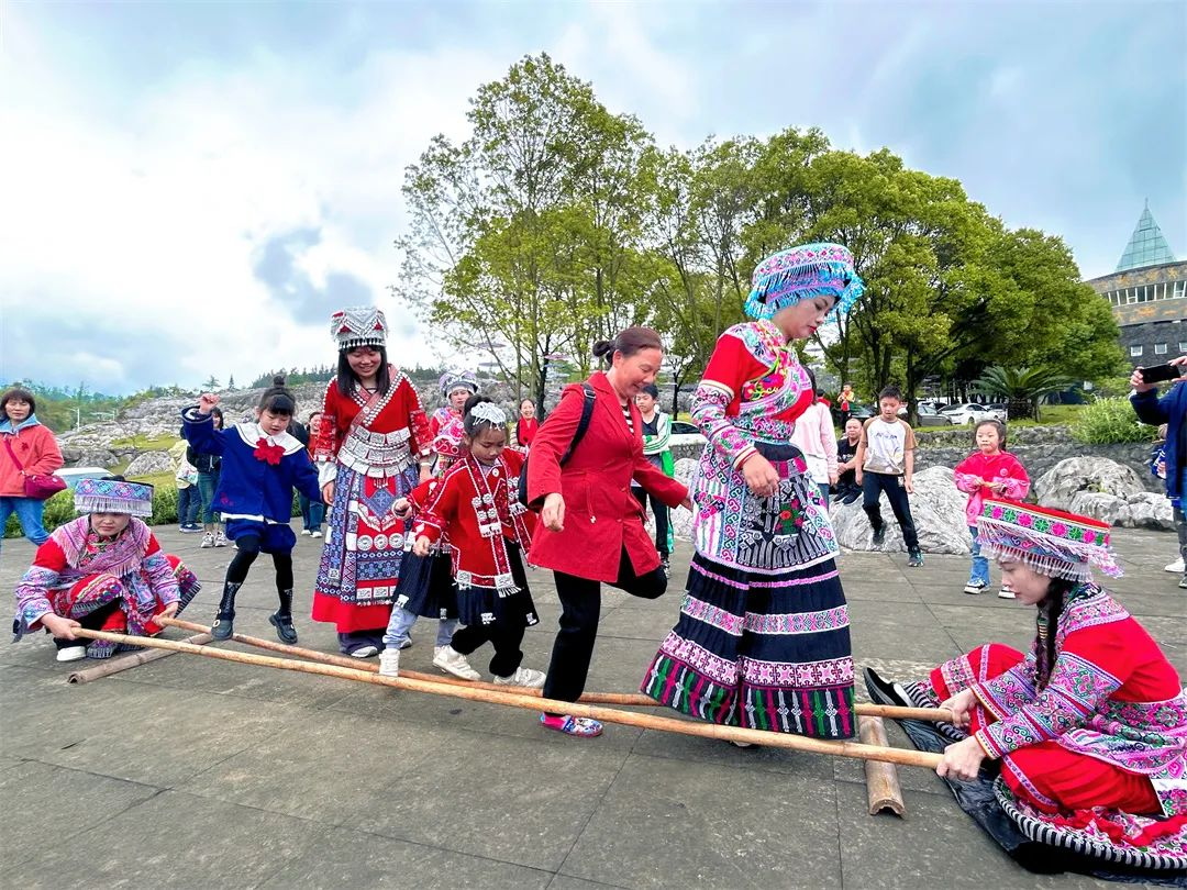 乐享“五免”礼遇 蜀南竹海 兴文石海国庆花样“宠客”_fororder_石海涌浪-非遗竹竿舞体验 供图 蜀南文旅集团