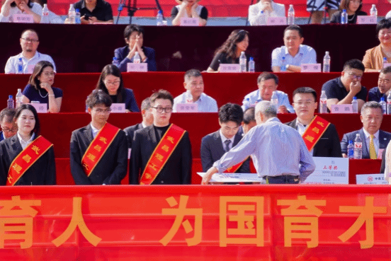 著名经济学家在武昌理工学院捐资设立“创新奖学金”，激励学生勇于创新！