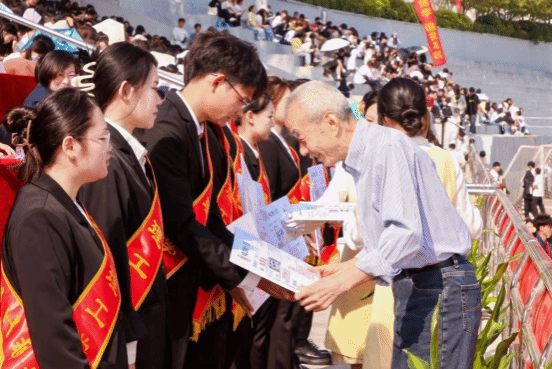 著名经济学家在武昌理工学院捐资设立“创新奖学金”，激励学生勇于创新！