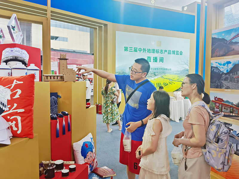 Gulin Pavilion Shines at the 3rd Global Geographical Indications Products Expo: The "Three-Colored Economy" Draws Attention_fororder_遊客了解古藺縣的紅色文化 攝影 王璐