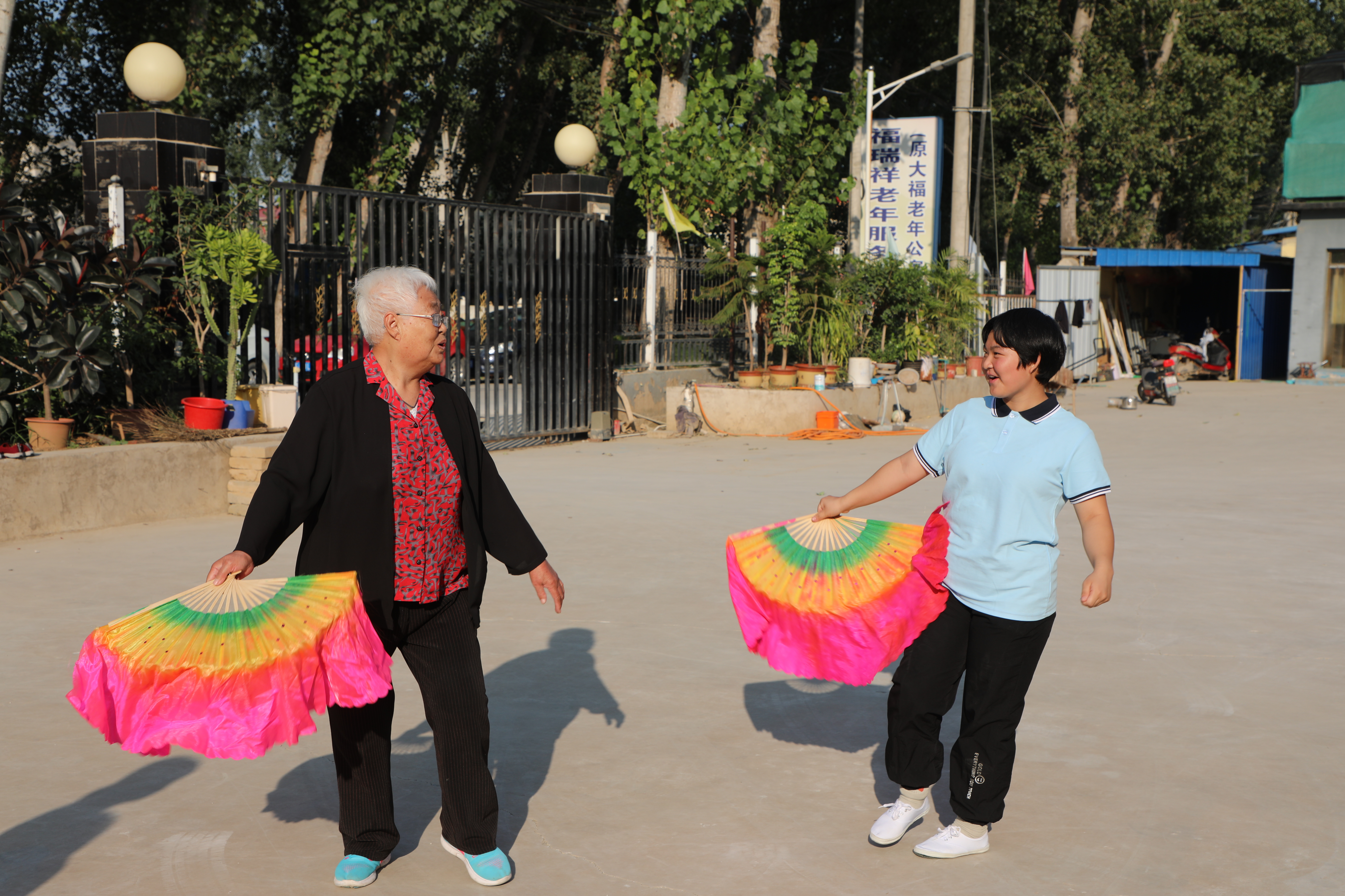 圖片默認標題_fororder_圖為在河北省保定市淶水縣一家養老院，特教中心學生正在和老人學習扭秧歌。（徐梓鈺 攝）.JPG