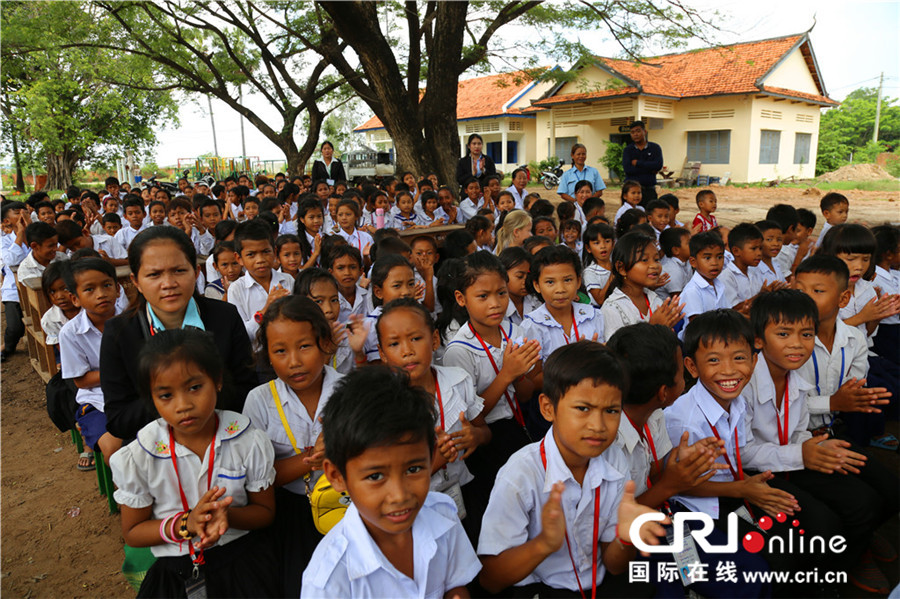 参加启动仪式的柬埔寨小学生们