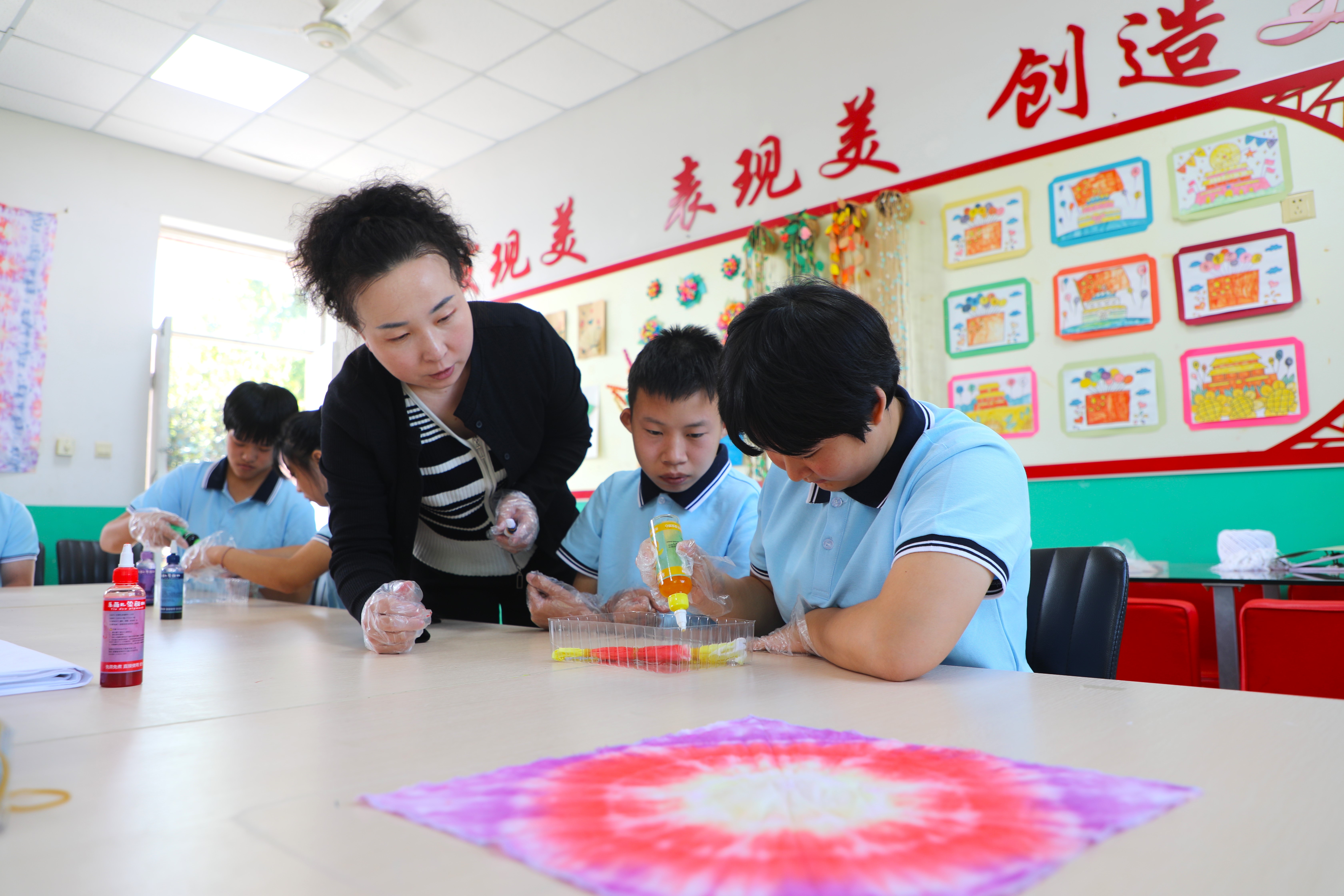 圖片默認標題_fororder_圖為在河北省保定市淶水縣特教中心，學生們正在製作扎染。（徐梓鈺 攝）.JPG