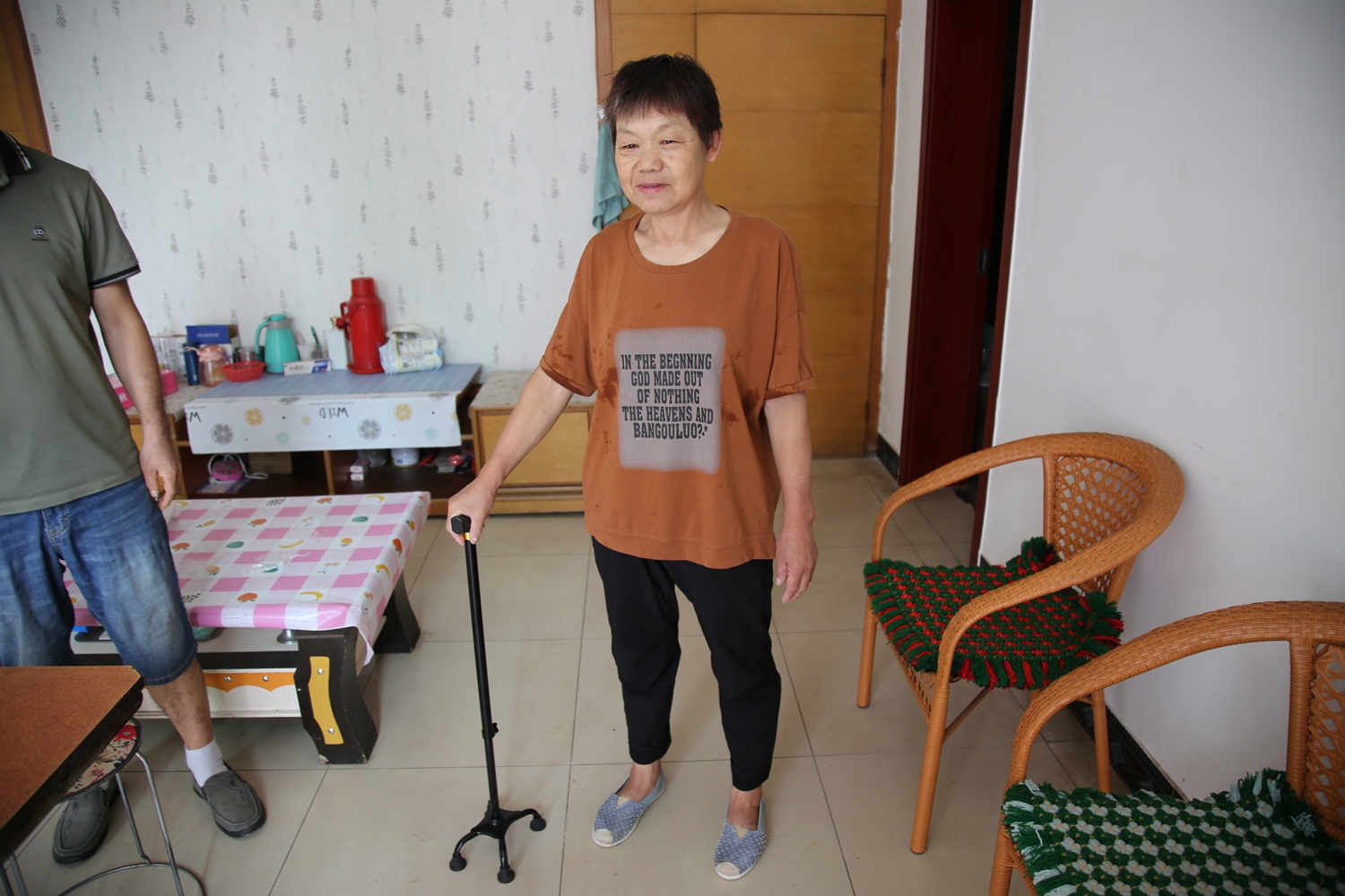 “双争”有我丨保定市满城区：适老化改造“回头看” 推动更好“向前走”_fororder_该区民政部门给特殊困难人员发放的四角拐杖 摄影 袁野.JPG