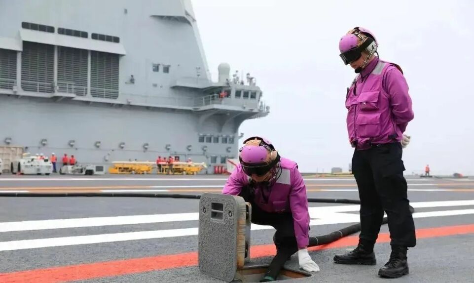 一年解锁两种颜色！他是辽宁舰首个穿黄色识别服的00后