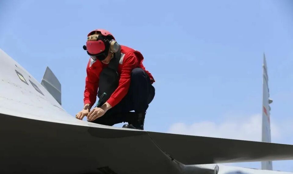 一年解锁两种颜色！他是辽宁舰首个穿黄色识别服的00后