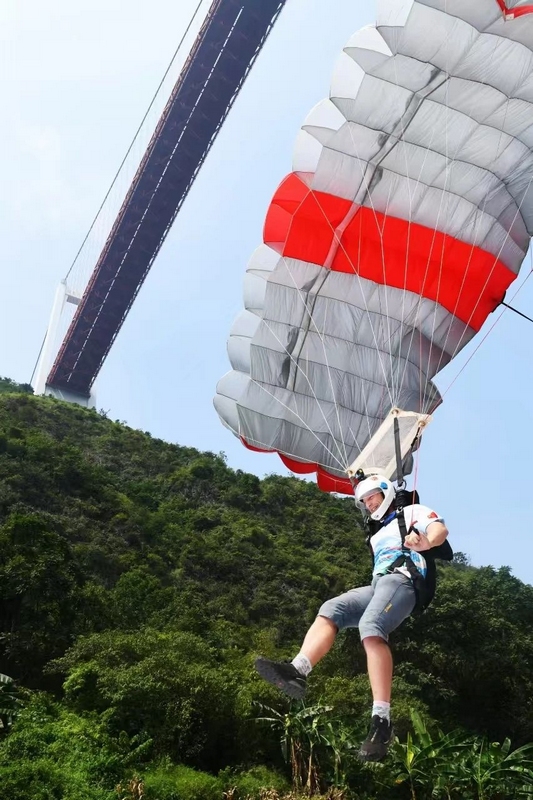 30多名世界极限运动员挑战贵州坝陵河大桥