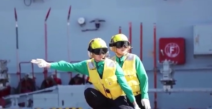 一年解锁两种颜色！他是辽宁舰首个穿黄色识别服的00后