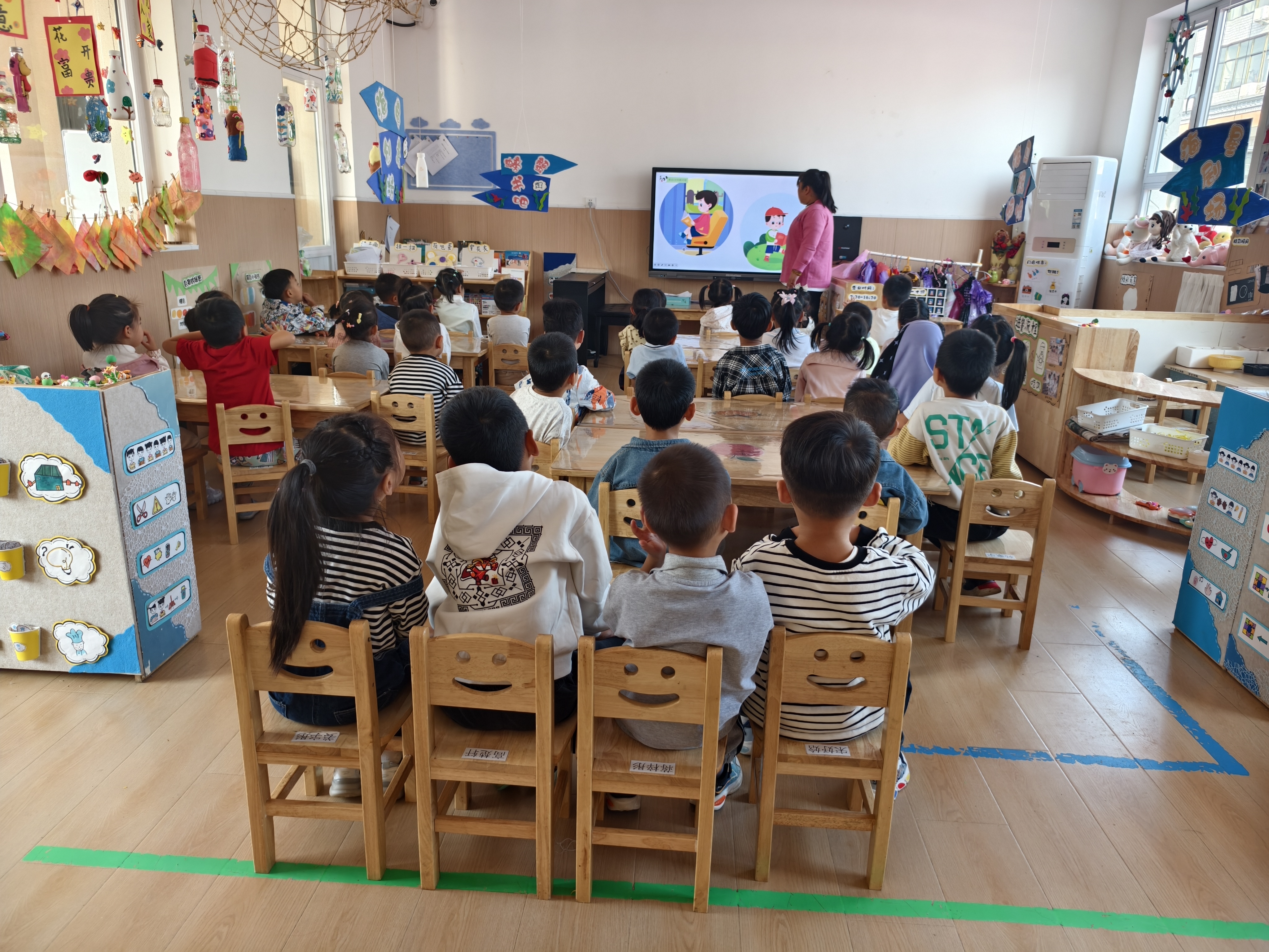 保定唐县：增强爱眼意识 呵护光明未来_fororder_教师进行集体教育活动 摄影 李坤烨