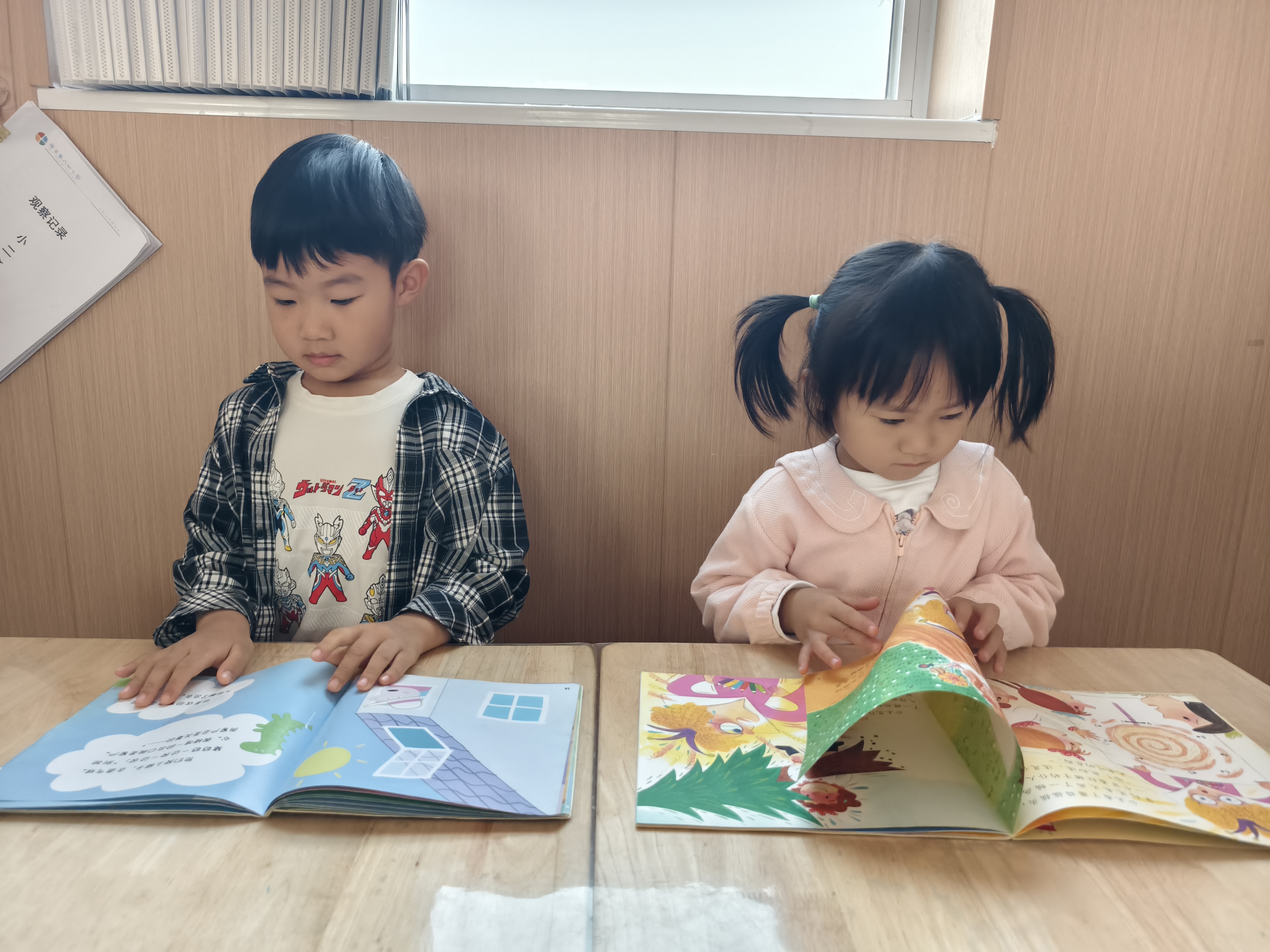 保定唐县：增强爱眼意识 呵护光明未来_fororder_幼儿用正确的坐姿看书 摄影 李坤烨