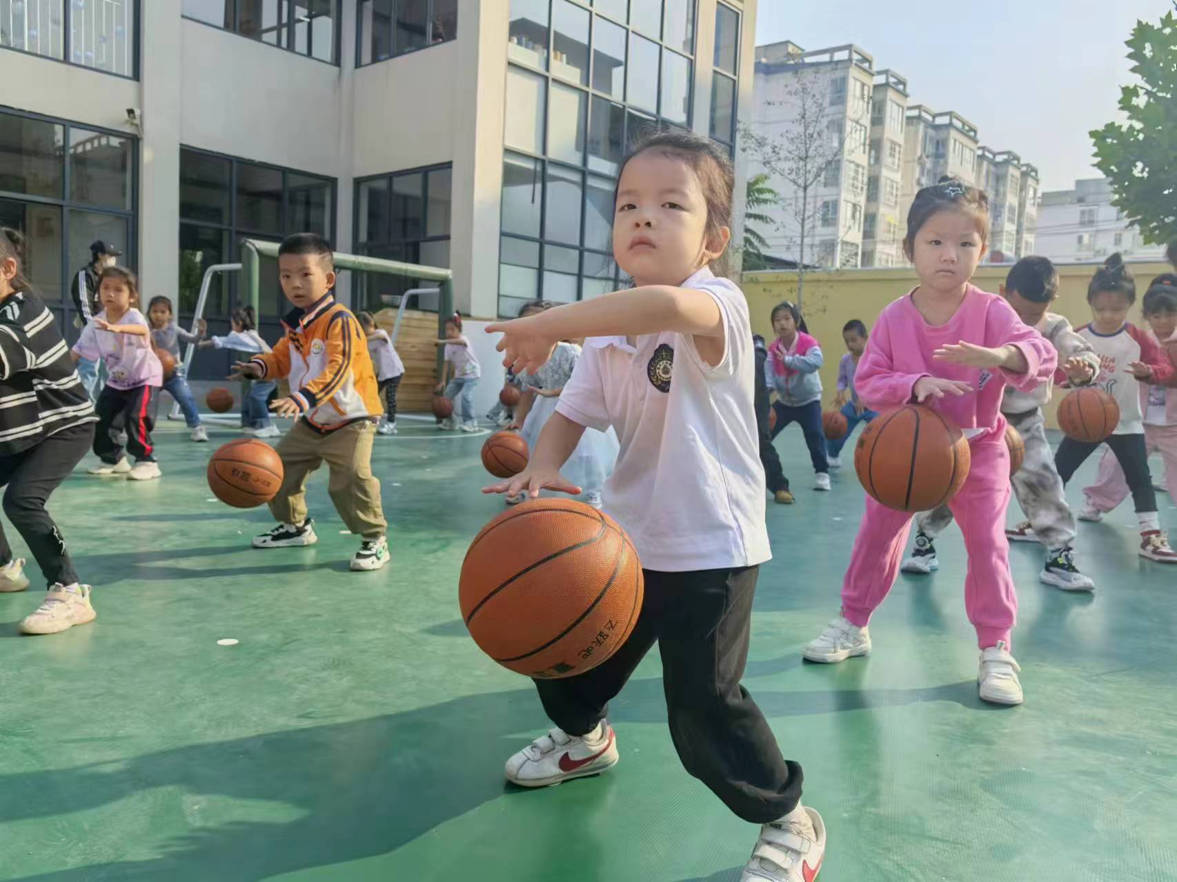 保定唐县：增强爱眼意识 呵护光明未来_fororder_幼儿进行户外活动  摄影 李坤烨