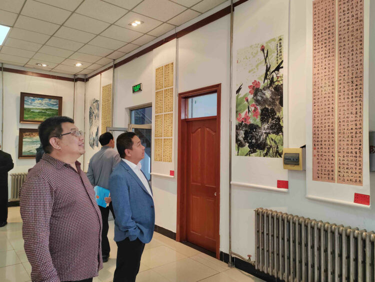 河北承德縣：翰墨丹青歌盛世 光影流彩頌輝煌_fororder_圖為書畫攝影展觀展群眾。攝影 孫曉明