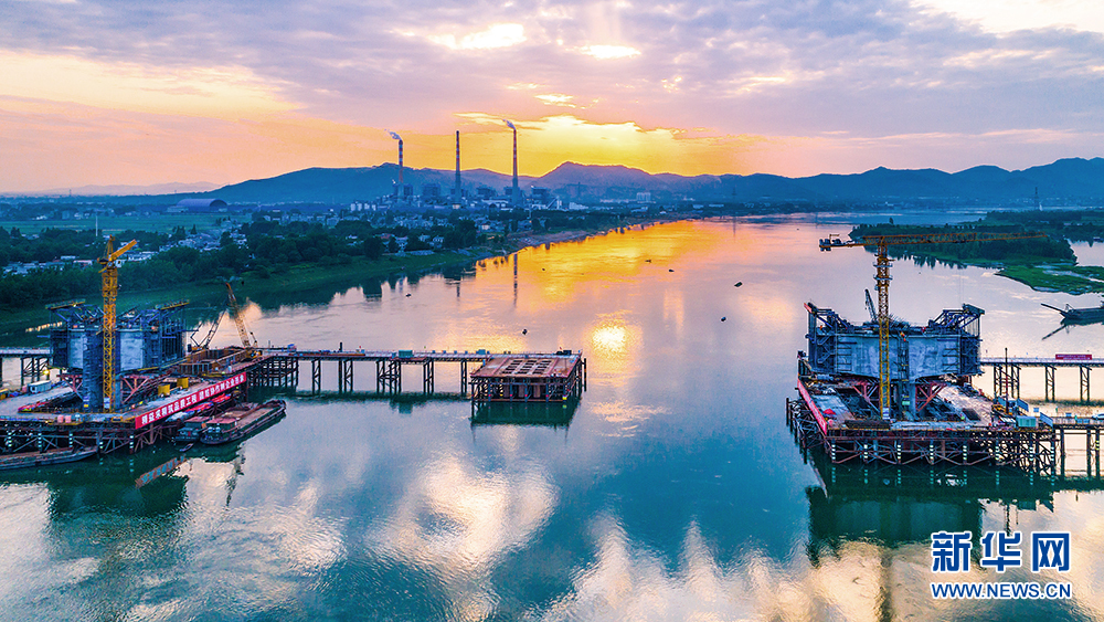 航拍記錄鄭萬高鐵漢江特大橋建設過程