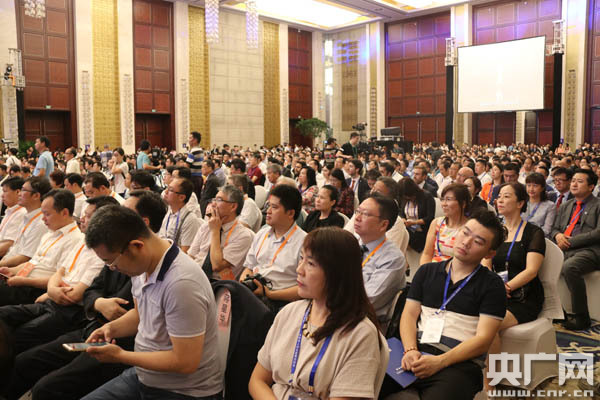 第十七屆華僑華人創業發展洽談會在漢開幕