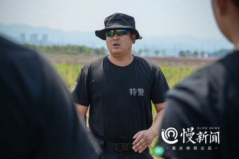 慢新闻 | 三次击毙嫌疑人的狙击手,玩“吃鸡”是一种怎样的体验?