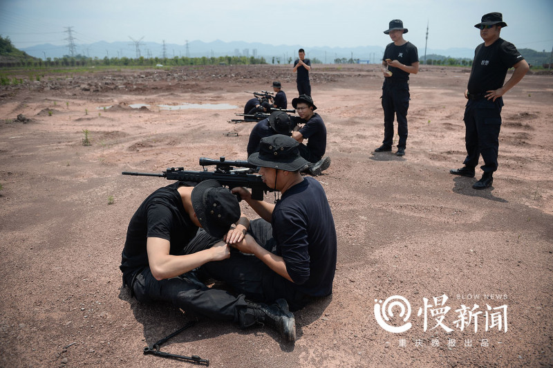 熊树林带领狙击队队员进行双人坐姿实弹射击