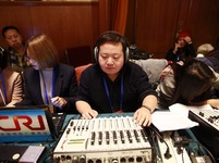 国际台直播团队调试设备