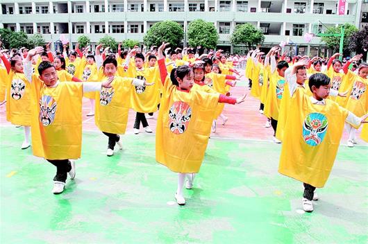 1700名学生在校操场展示京剧课间操