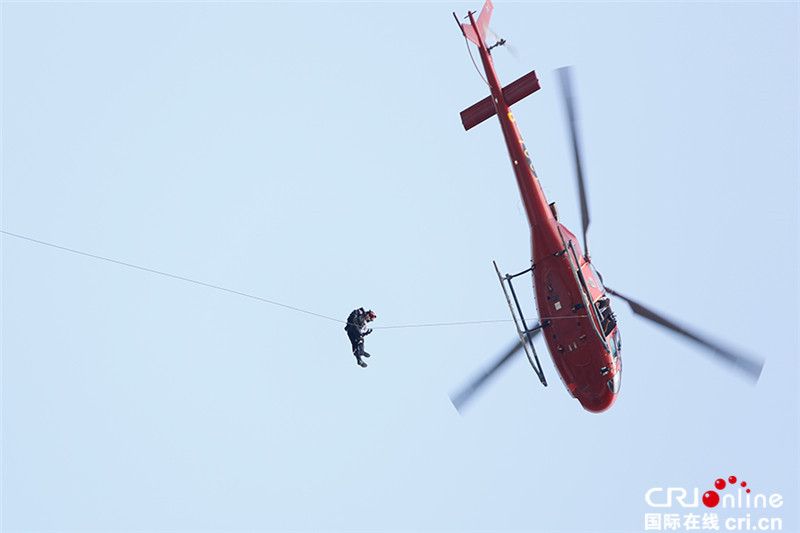 2岁体操神童登《挑战》王力宏应战秀花式俯卧撑