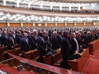 全体起立唱国歌