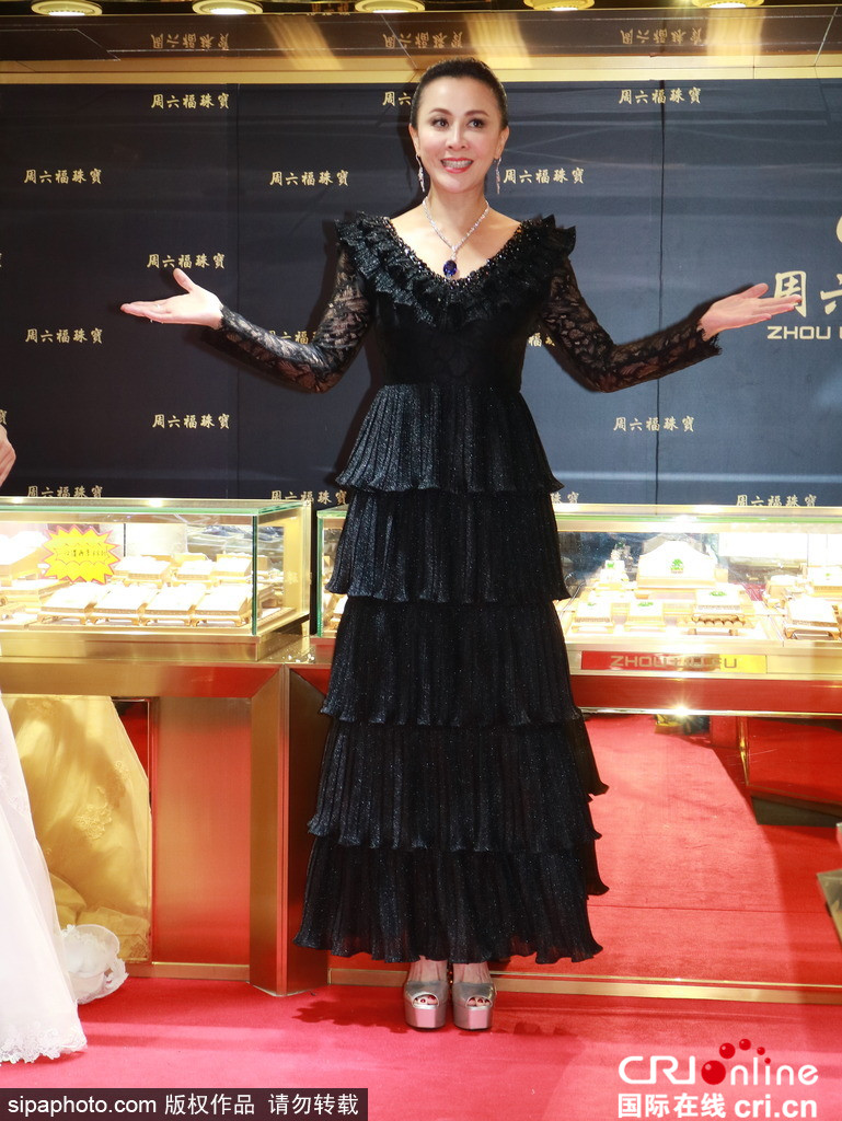 刘嘉玲亮相性感不失高贵