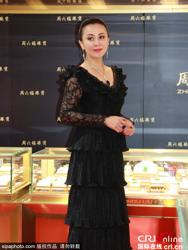 刘嘉玲亮相性感不失高贵