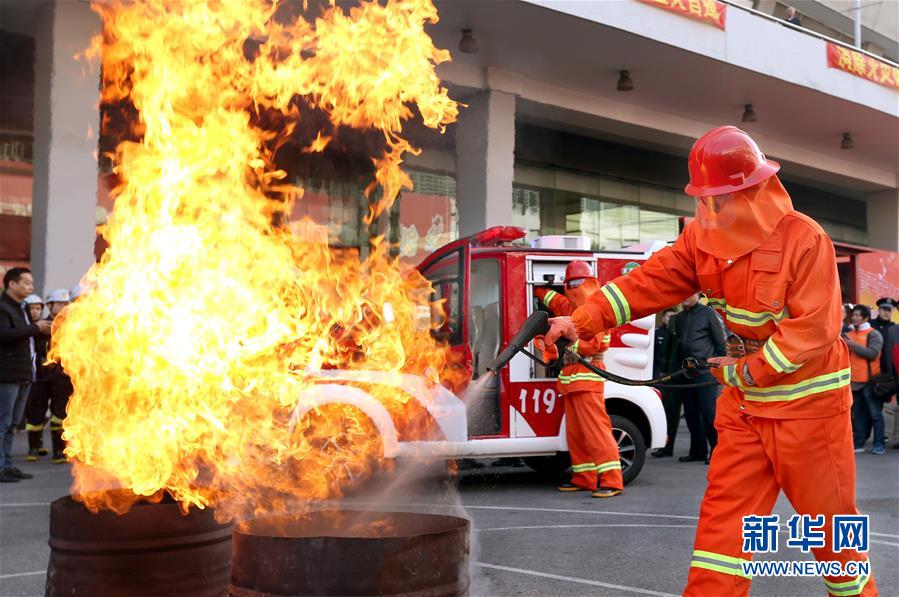 11月11日,消防员使用微型消防车进行灭火演示.新华社记者 凡军 摄