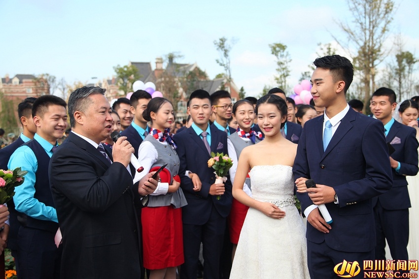 校长见证99对情侣表白 光棍节现史上最“虐狗”大学