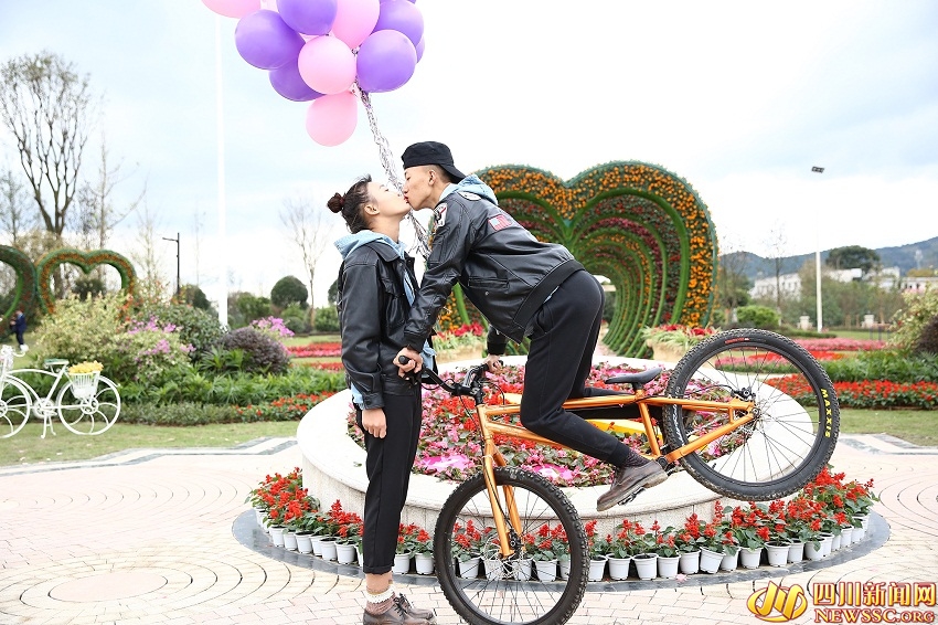 校长见证99对情侣表白 光棍节现史上最“虐狗”大学