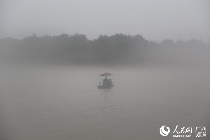 圖片默認標題_fororder_一艘遊船在漓江邊象山景區水面上行駛.JPG